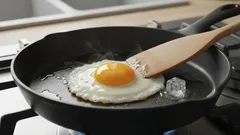 Tento trik vám změní život: víte, proč se při smažení vajec přidává led?