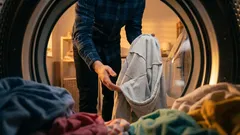 Proč obracet oblečení naruby při praní? Pádné důvody, proč to dělat, když je to potřeba.