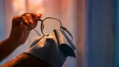 Žádný čisticí prostředek ani alkohol: správný způsob čištění čoček bez poškození skla